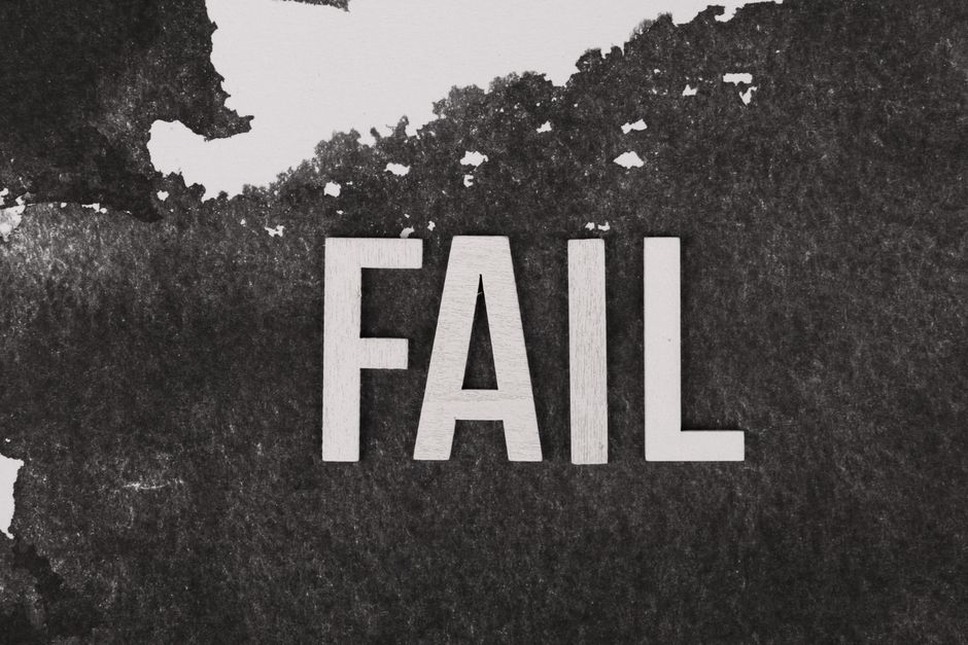 Vrstvená typografie na surovém podkladu