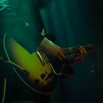 koncert alternativní hudby v temném prostředí
