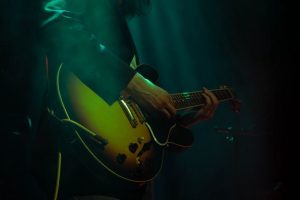 koncert alternativní hudby v temném prostředí