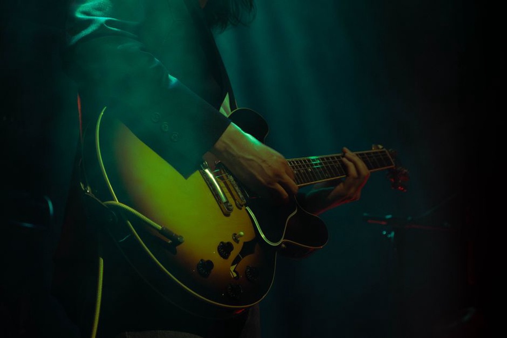 koncert alternativní hudby v temném prostředí