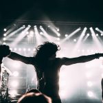 česká metalová kapela na pódiu během vystoupení