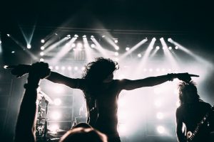 česká metalová kapela na pódiu během vystoupení