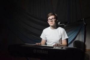 Vokalista před syntezátory v temném klubovém světle