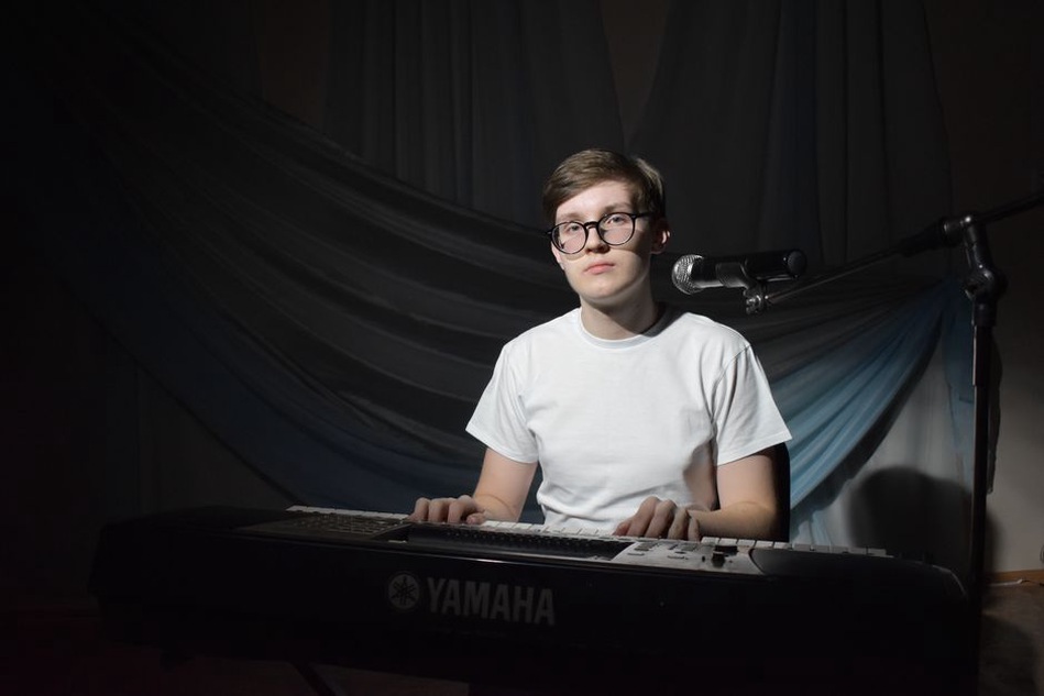 Vokalista před syntezátory v temném klubovém světle