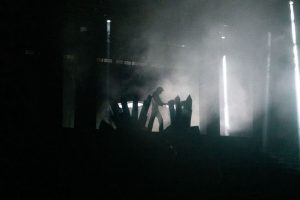 Český alternativní koncert s temnou atmosférou