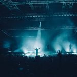 Koncertní pódium v kouři a strohém světle
