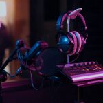Sluchátka a mixážní pult v tlumeném světle
