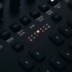 Detail syntezátoru v tlumeném červeném světle
