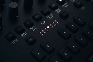 Detail syntezátoru v tlumeném červeném světle
