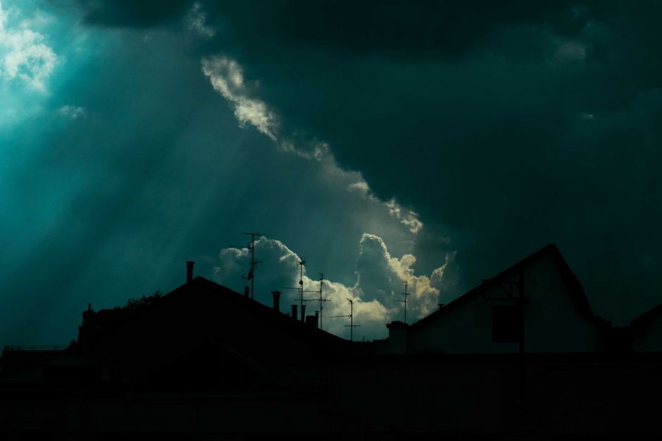 dystopické město pod těžkými mraky