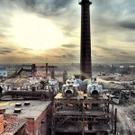 Město v dystopickém stylu s industriálními prvky