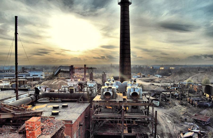 Město v dystopickém stylu s industriálními prvky