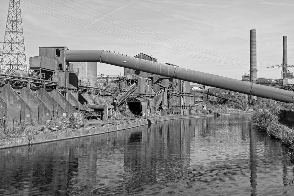 městská krajina s industriálními prvky a dystopií
