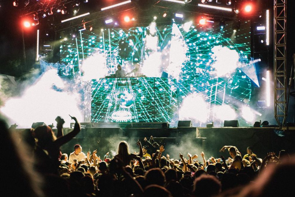 světelné efekty na elektronickém festivalu