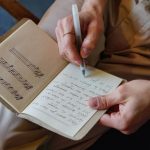 Poznámky k textu na stole ve zkušebně