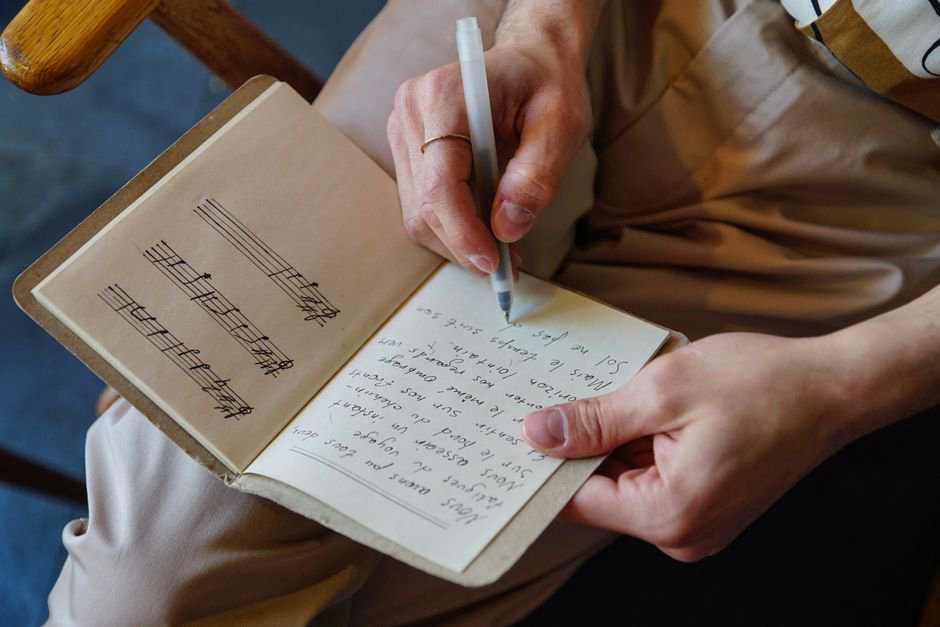 Poznámky k textu na stole ve zkušebně