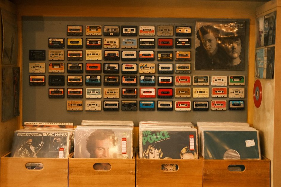 Kazety, vinyl a ziny na stolku u klubového koncertu