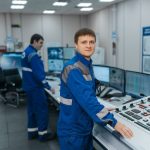 Tlumené monitory v chladném průmyslovém interiéru