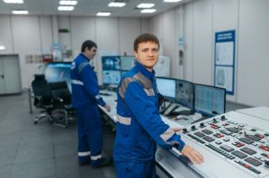 Tlumené monitory v chladném průmyslovém interiéru