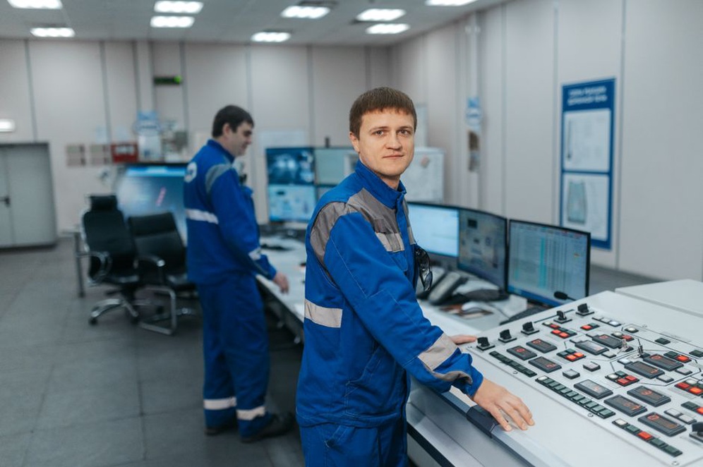 Tlumené monitory v chladném průmyslovém interiéru
