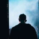 Temný klubový koncert s červeným světlem a kouřem