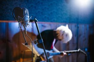 Mikrofon, poznámky a temná studiová atmosféra