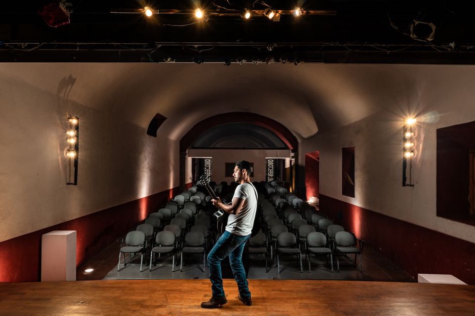Zvuková zkouška s projekcí v malém klubu