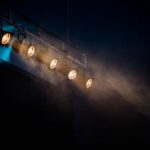Projekce a kouř dotvářejí napětí klubového koncertu