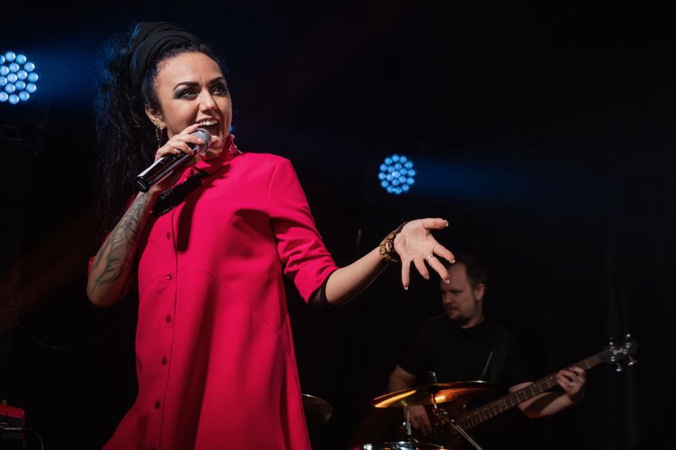 Rudé světlo a siluety publika při industriálním koncertu