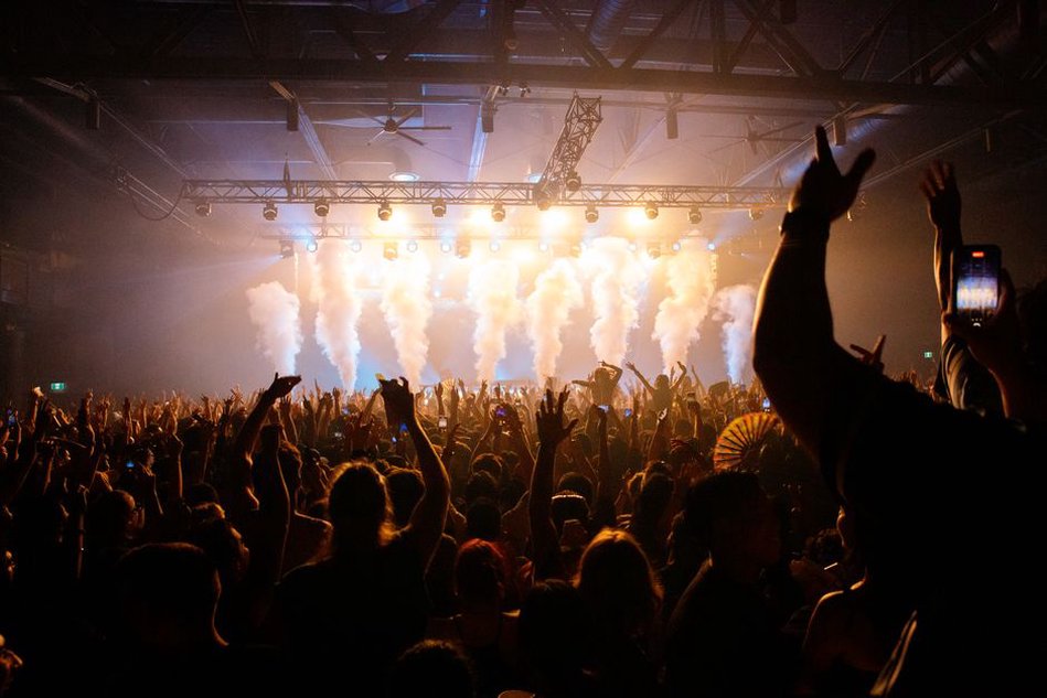 živý hudební festival s nadšeným davem