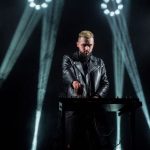 Elektronický performer mezi kabely a studeným světlem