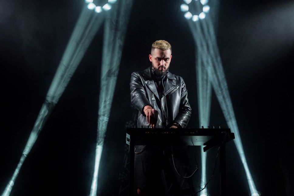 Elektronický performer mezi kabely a studeným světlem