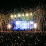 Dav před festivalovým pódiem v podvečerním světle