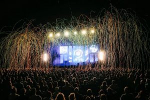 Dav před festivalovým pódiem v podvečerním světle