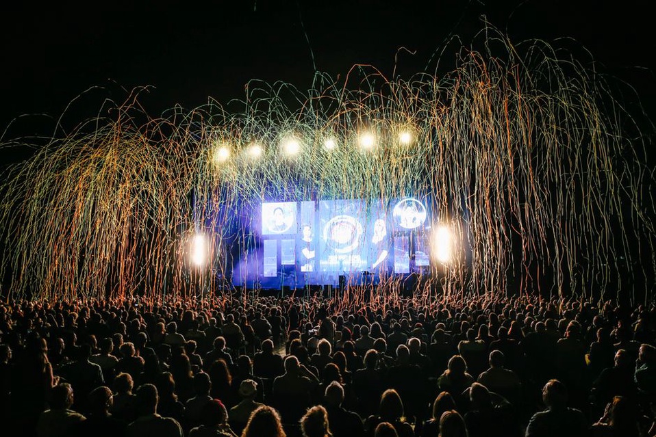 Dav před festivalovým pódiem v podvečerním světle