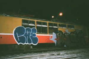 Noční koleje a světla pražské ulice