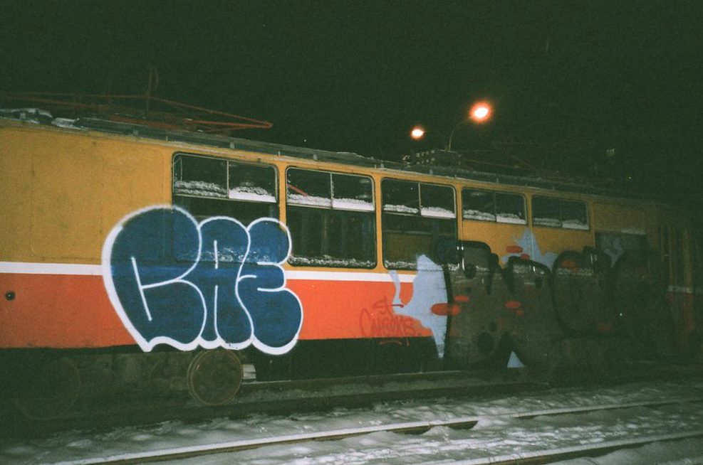 Noční koleje a světla pražské ulice
