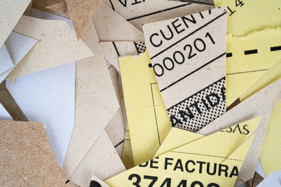 útržek popsaného papíru s nedokončenými větami a texturou šumu