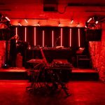 Koncert alternativní hudby v malém klubovém prostoru