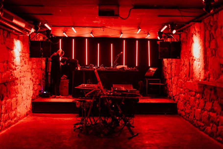Koncert alternativní hudby v malém klubovém prostoru
