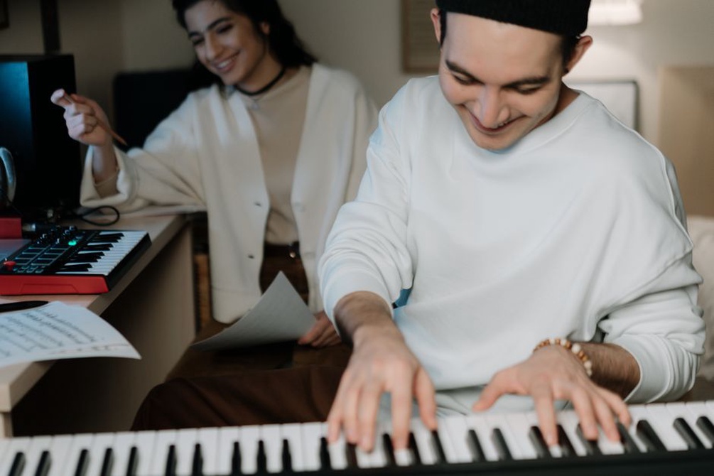 Kytara a syntezátor připravené k domácímu nahrávání