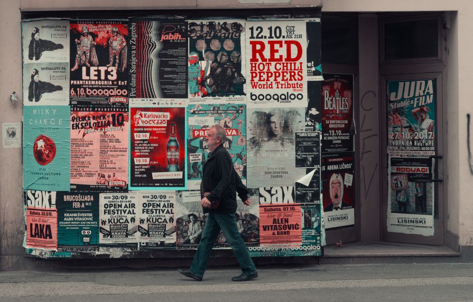 Koncertní plakáty s odlišnými vizuály a čitelnými daty