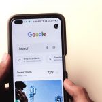 Telefon s otevřenou stránkou a viditelnou navigací