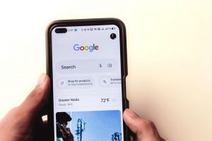 Telefon s otevřenou stránkou a viditelnou navigací