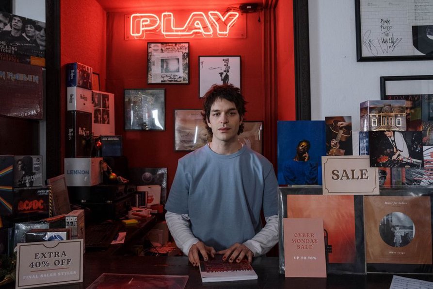 Vinylové desky a viditelný ceník u stánku