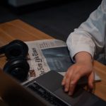 Redaktor porovnává starý hudební text s poznámkami