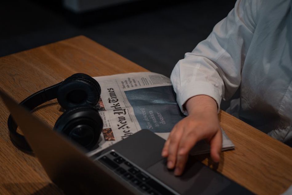 Redaktor porovnává starý hudební text s poznámkami