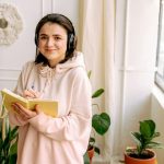 Zápisník a sluchátka na pracovním stole autora