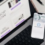 Souhrn ceny vstupenky na obrazovce telefonu