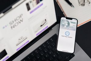 Souhrn ceny vstupenky na obrazovce telefonu
